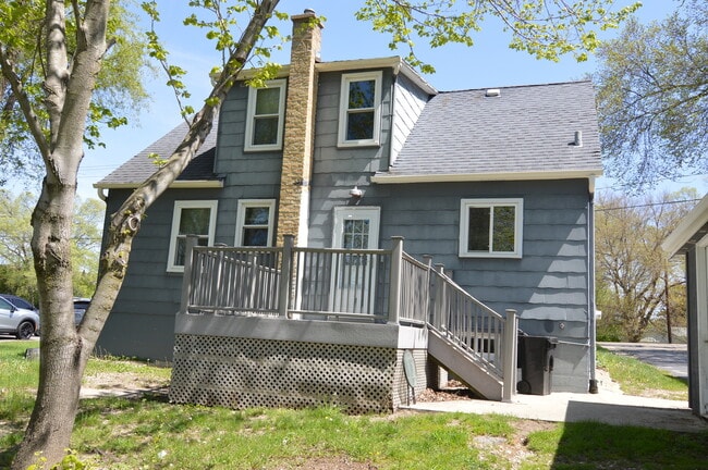 Building Photo - 211 W State Rd