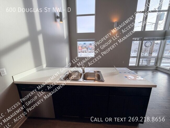 Building Photo - 600 Douglas St NW