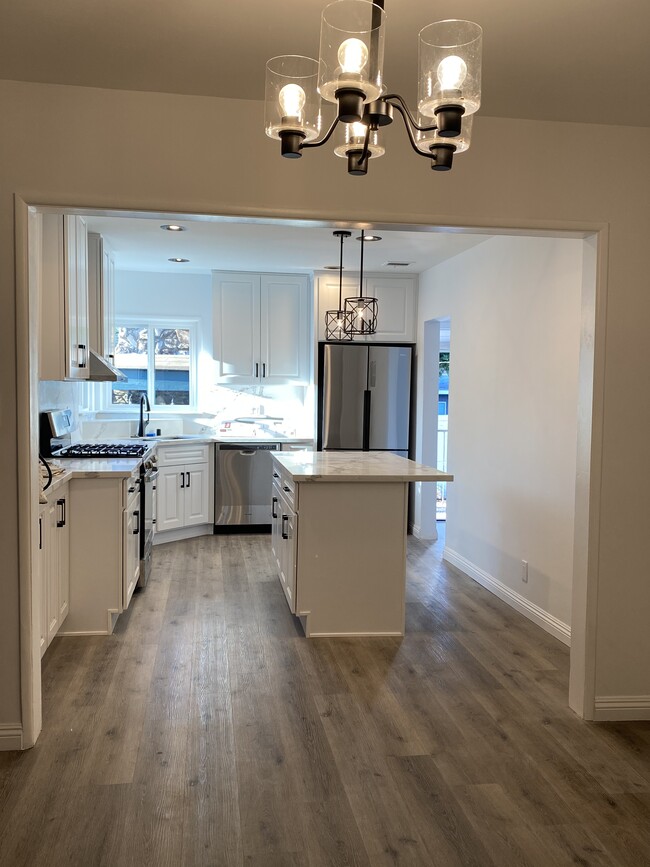 Gourmet cook's kitchen - 17423 Burbank Blvd