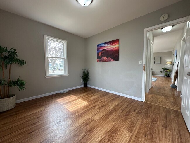 Building Photo - 3 bed, 1 1/2 bath Home for rent in Elk Run Heights