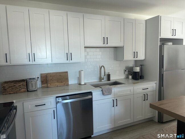 Building Photo - 211 Ferry Blvd