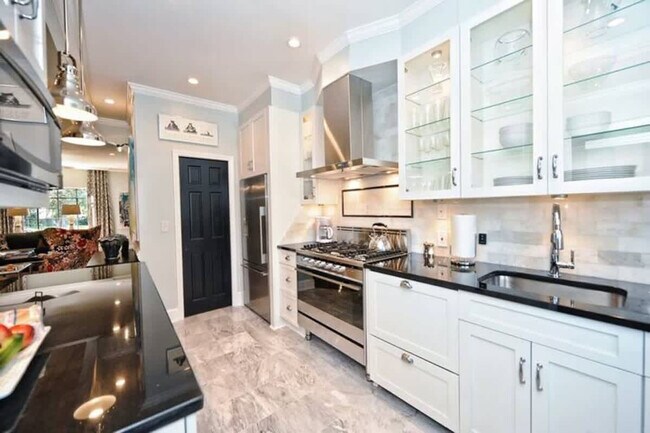 Building Photo - 600 Hermitage Ct