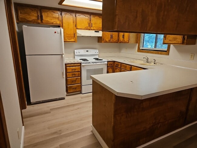 Building Photo - Free rent for November 2025! $1095.00 for December 2025 and $1495 per month for the remainder of ...