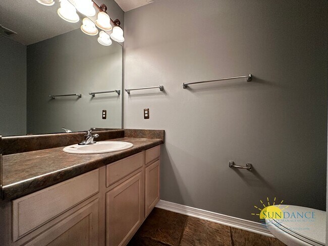 Building Photo - Lovely 3 Bedroom Townhouse in Fort Walton Beach Near both Bases