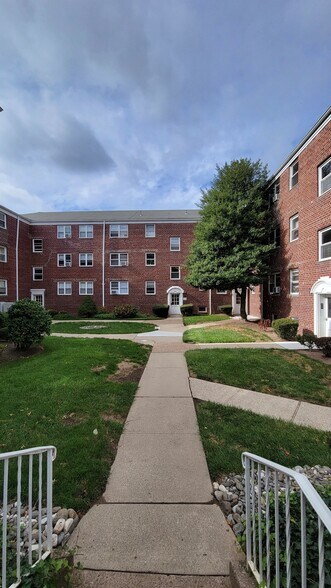 Primary Photo - 266 Broad Ave