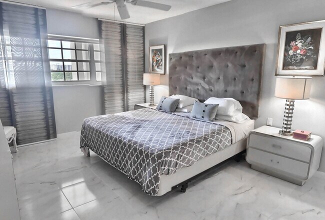 Building Photo - 3050 N Palm Aire Dr