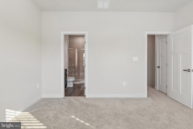 Building Photo - 133 Woodgate Cir