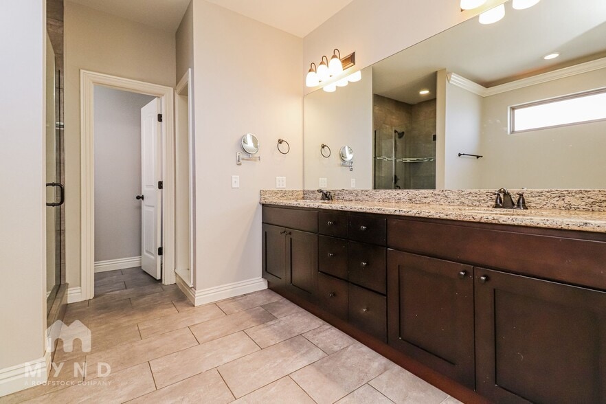 Building Photo - 610 Hawthorn Way