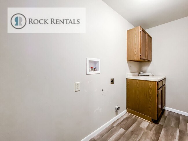 Building Photo - 3 Bed 1 Bath with Garage