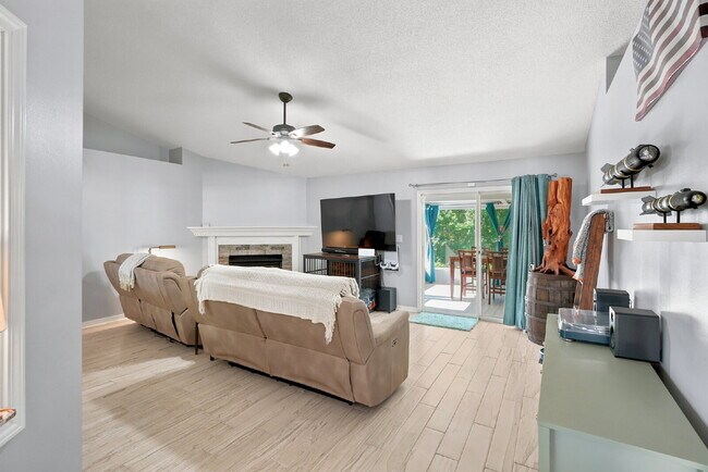 Building Photo - "Charming Pet Friendly 4-Bed Oasis in South Crestview with $500.00 Off First Full Months Rent!"