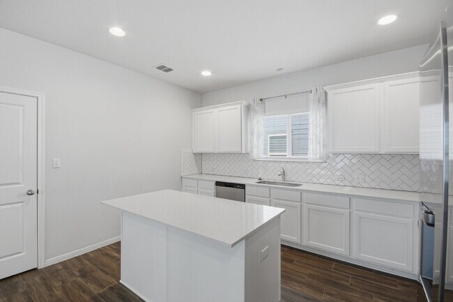 Building Photo - "Charming 3-Bed Oasis in San Marcos with 2 Full Baths – 1424 Sq Ft of Comfort!"