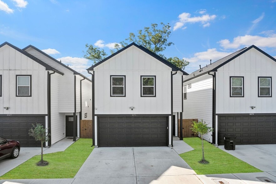 Primary Photo - 1071 St Clair St