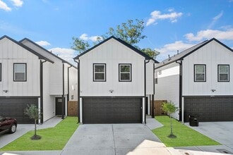 Building Photo - 1071 St Clair St