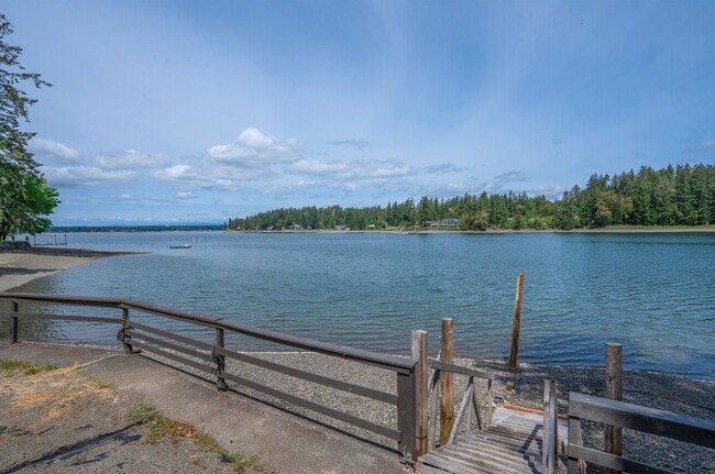Building Photo - 3-Bed Waterfront Home in Vaughn