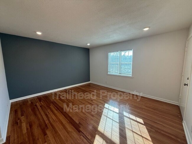 Building Photo - 304 E Gregory Blvd