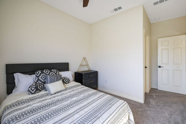 Building Photo - Beautiful 2 story Home for rent in Visalia...