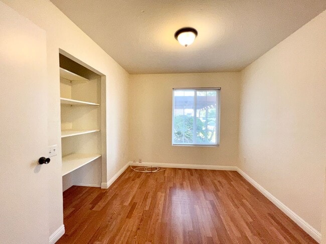 Building Photo - Beautiful 5 BD/2BA w/ Attached Garage & Sw...
