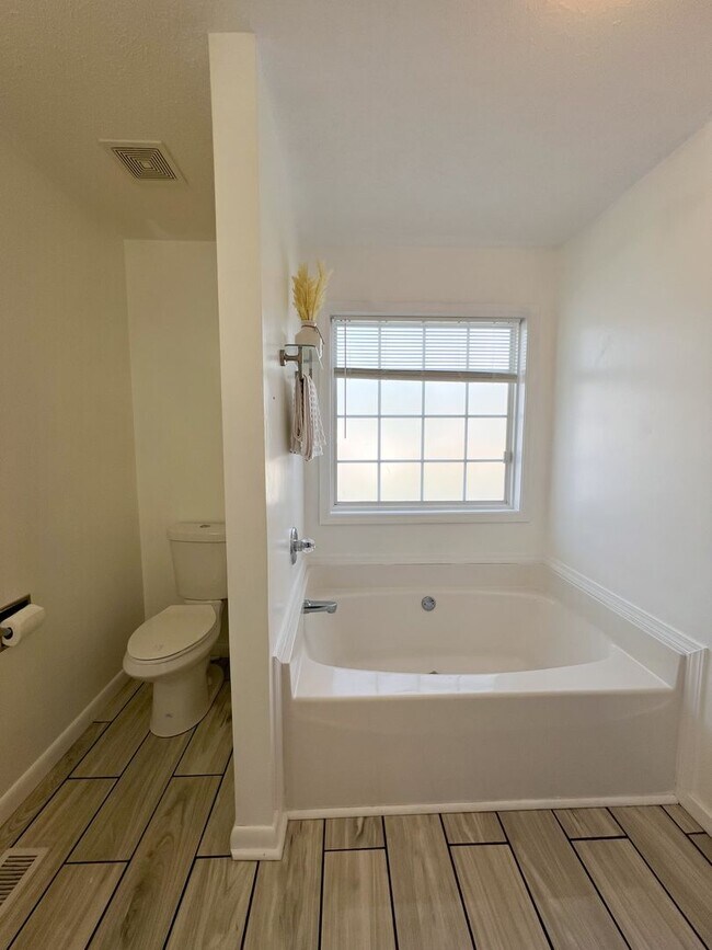 Building Photo - Move-In Special Available! Charming Ranch-...