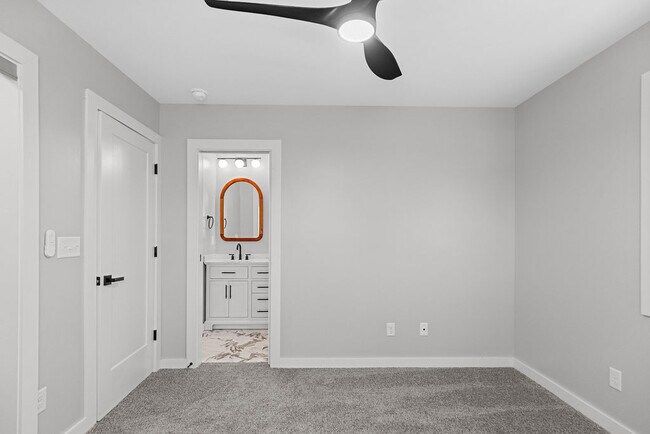 Building Photo - 809 Carson Dr