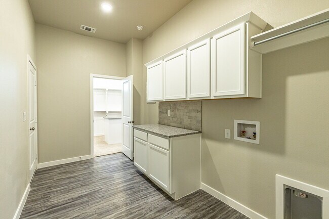 Building Photo - Beautiful 4 bed 3 bath home