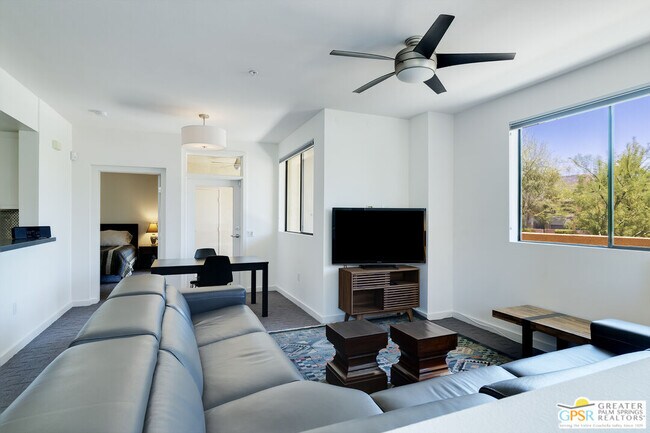 Building Photo - 870 E Palm Canyon Dr