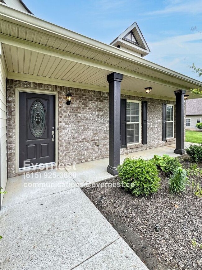 Building Photo - 5-Bedroom, 3-Bathroom Home with Modern Ame...
