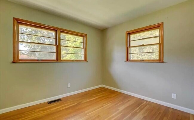 Building Photo - Lincoln Ave