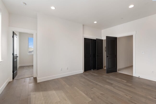 Building Photo - Generational suite w/separate entrance!