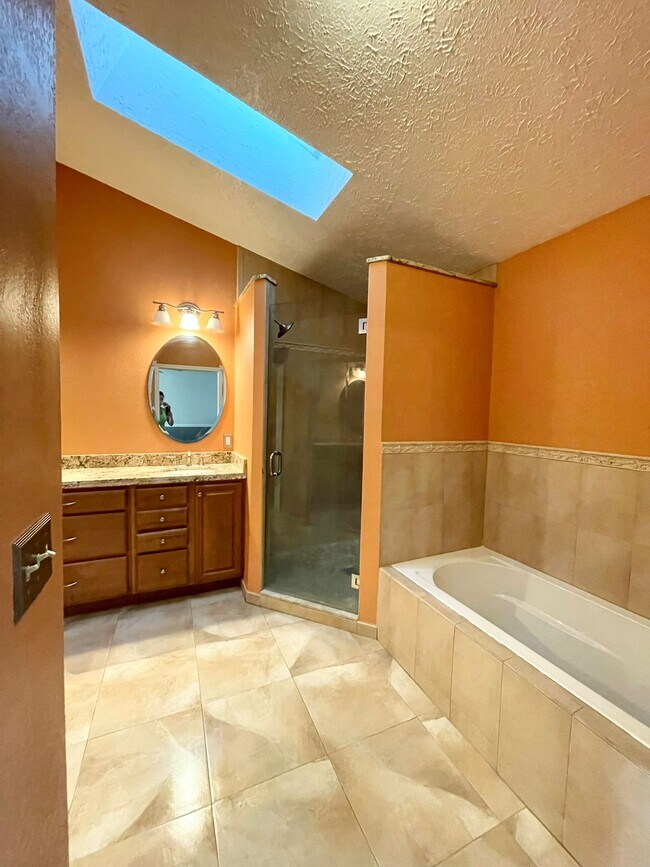 Building Photo - 5400 NW Emblem St