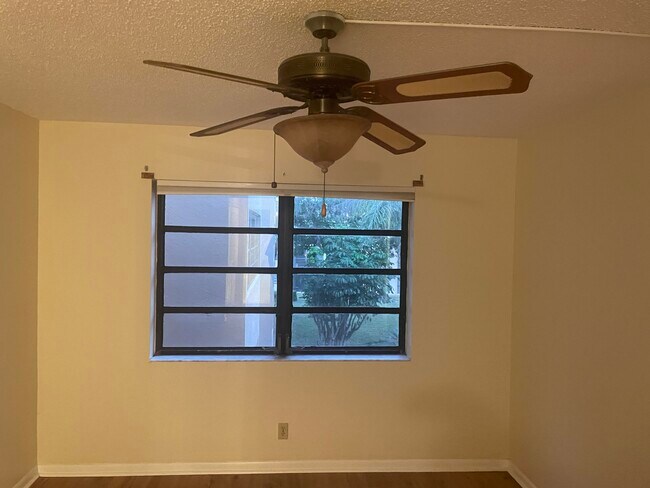 Building Photo - 4760 Lucerne Lakes Blvd