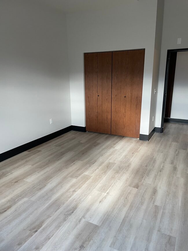 Building Photo - Central Square