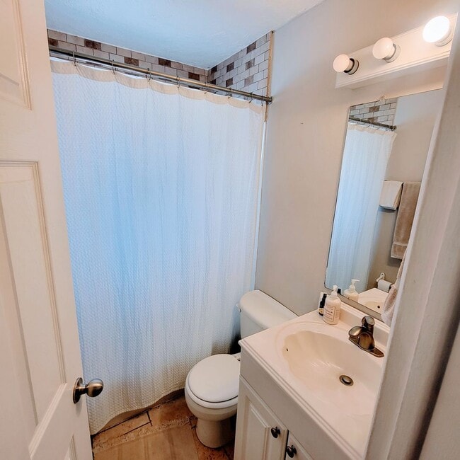 Building Photo - Private East Murray Home with HUGE yard!