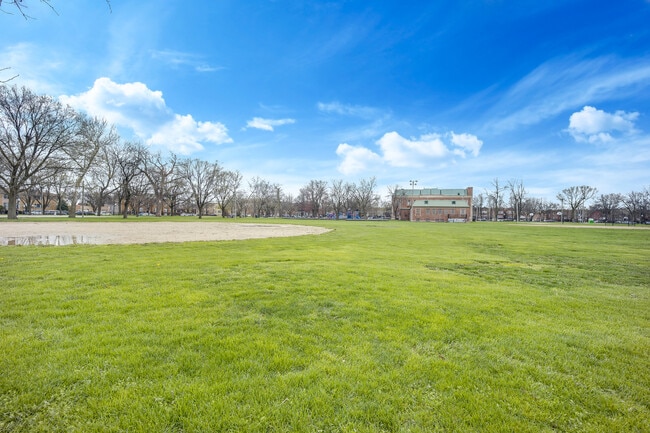 Building Photo - 2749 N Kilbourn Ave