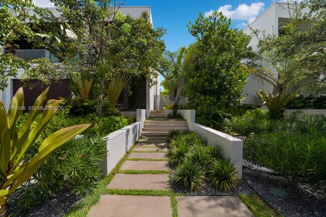 Building Photo - 1031 W 48th St