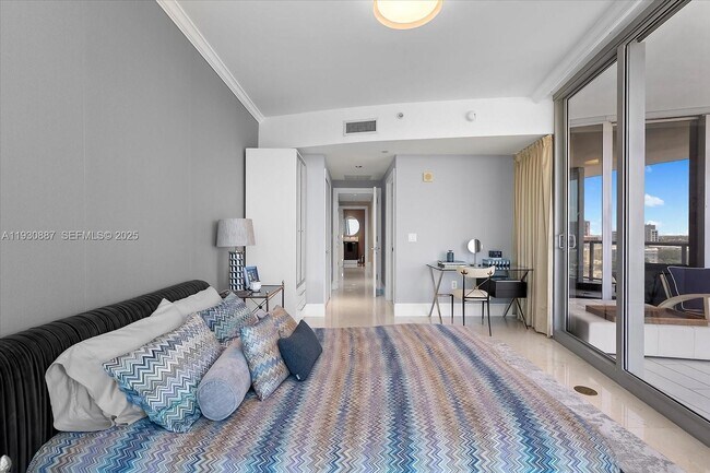 Building Photo - 17121 Collins Ave