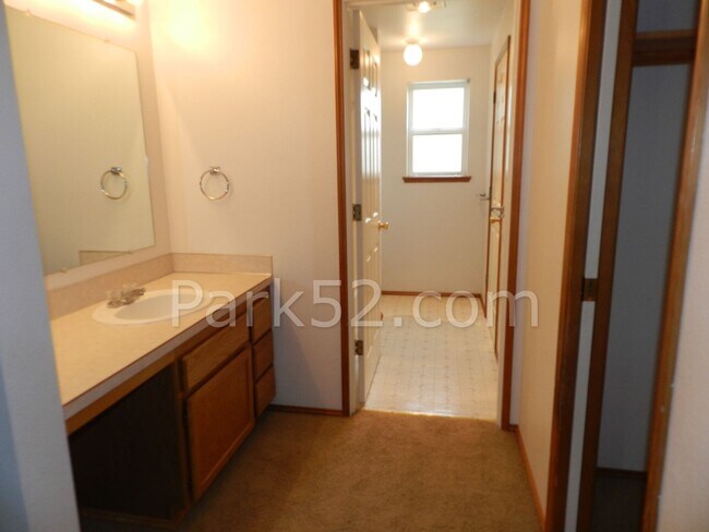 Building Photo - 2 Bedroom Townhome in Gig Harbor