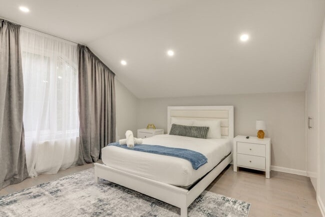 Building Photo - 2135 Rosemont Dr