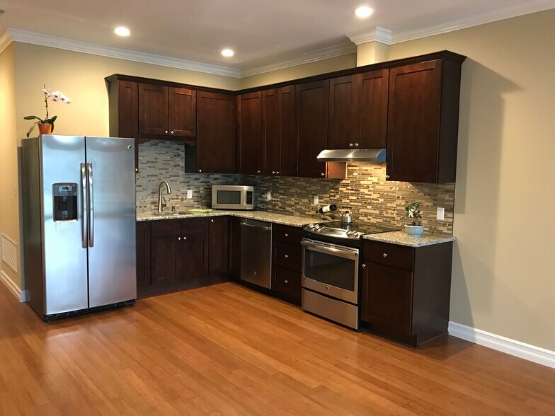 Corner Kitchen - 3247 Biddle Ave