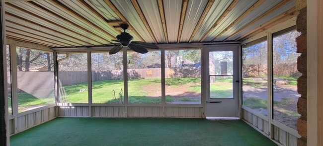 Building Photo - Fenced Yard - Close to Everything