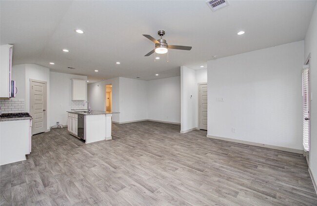 Building Photo - 10602 Great Basin Dr