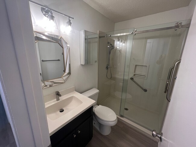 Building Photo - Single Family Home *LEASING SPECIAL AVAILA...