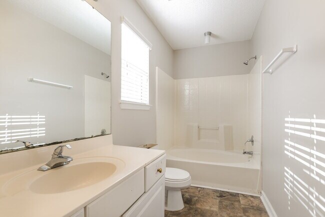 Building Photo - 1623 Oak Knoll Ln