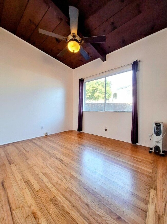 Building Photo - Cat Friendly 2bd Duplex w/Private Patio & Attached Garage