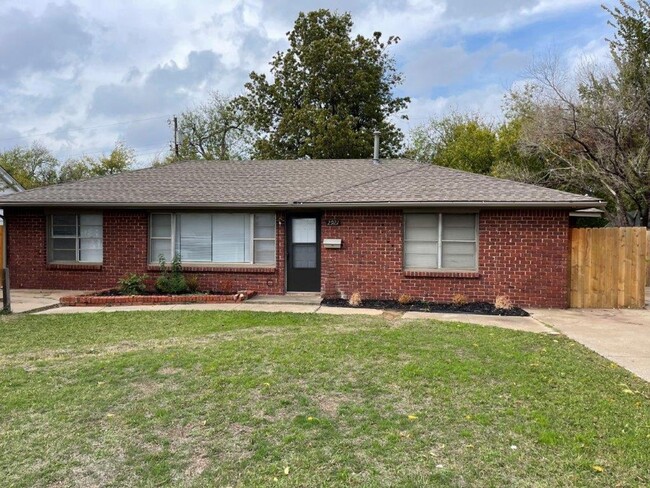 Building Photo - 3 Bedrooms + Office, 1 1/2 Baths in NW OKC...