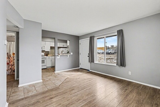 Building Photo - 2727 Madelyn Dr SW