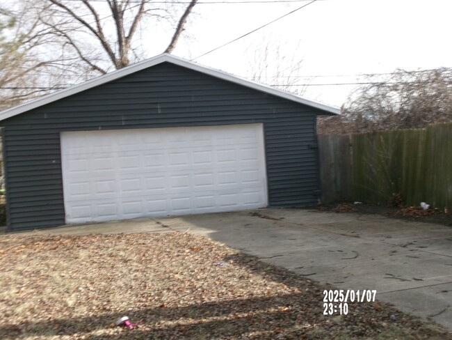 Building Photo - 3 Bedroom single family home