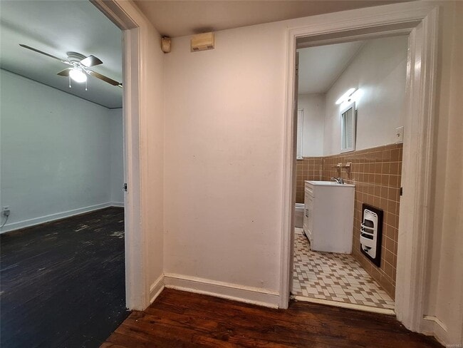 Building Photo - 2215 E 2nd St