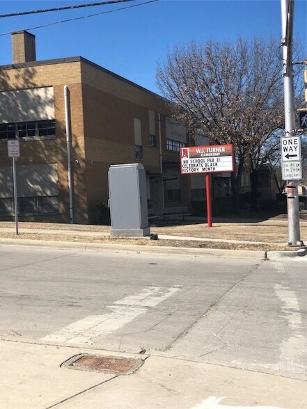 Building Photo - 2923 Azle Ave