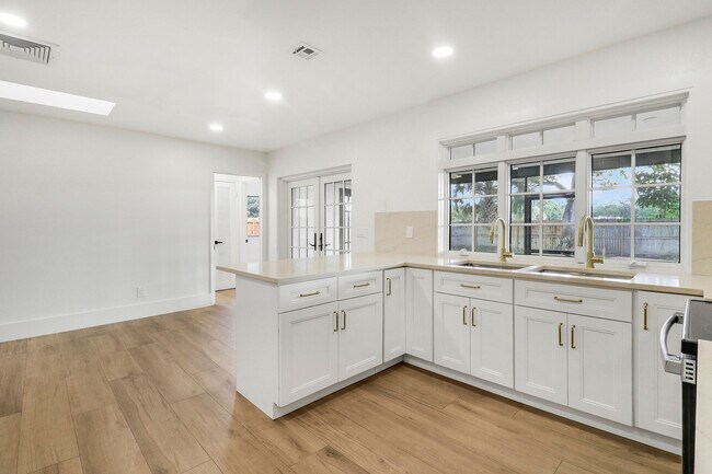 Building Photo - 1009 Alamanda Dr