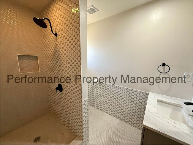 Building Photo - Gorgeous 3 Bed/3 Bath E Bakersfield Home w/ RBP & $0 Deposit Option